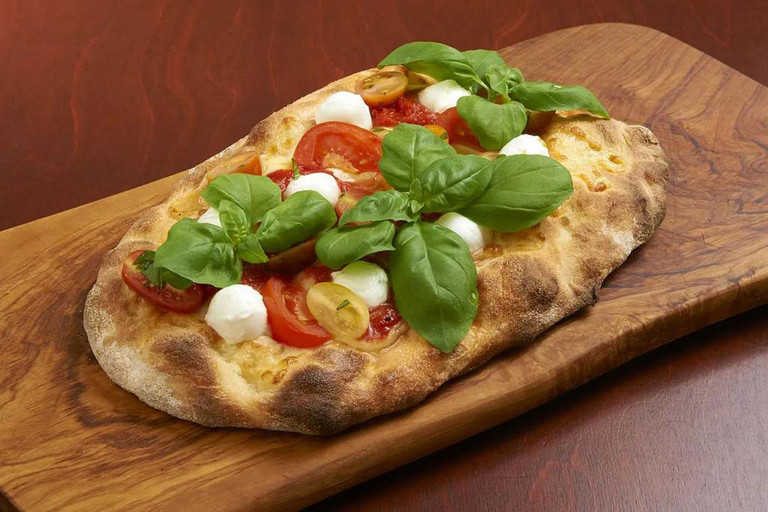 Pizzaschiffchen mit Tomaten, Mozzarella und Basilikum
