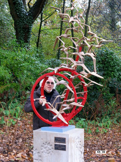 Harald K. Müller mit Skulptur