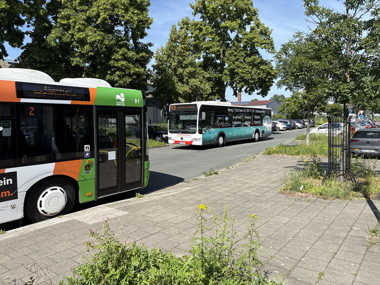Ein Bus der Stadtwerke und ein Bus von Breitenbach