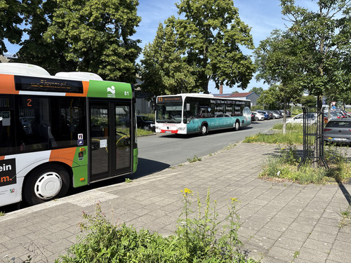 Ein Bus der Stadtwerke und ein Bus von Breitenbach
