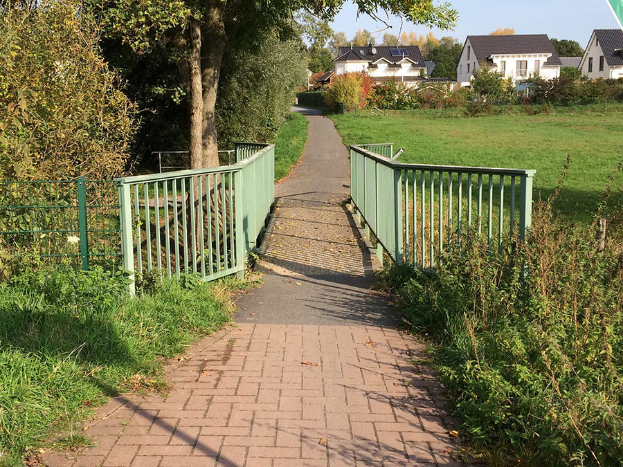Fuß- und Radwegbrücke über die Geithe i.Z. des Blauregenweg
