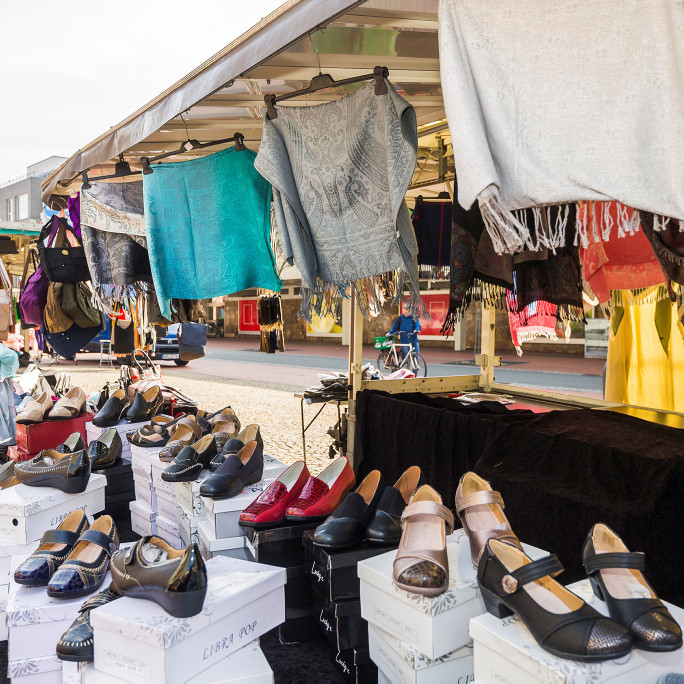 Der Stand Textilien und Schuhe Breuer auf dem Wochenmarkt