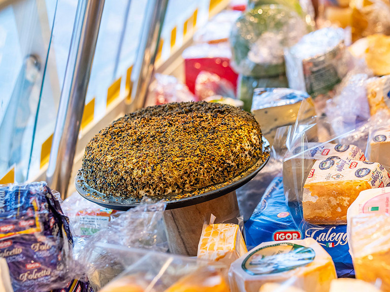 K&auml;sehandel Kaiser auf dem Wochenmarkt an der Pauluskirche