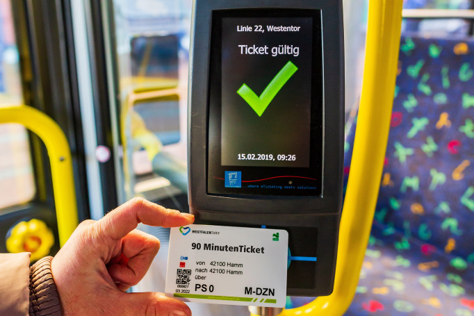 Ein Kartenentwerter mit einem E-Ticket in einem Bus