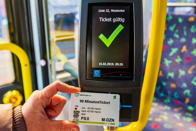 Ein Kartenentwerter mit einem E-Ticket in einem Bus