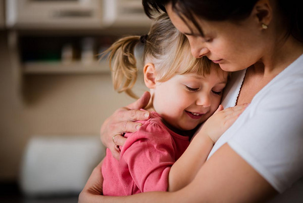 AdobeStock 99669527 Eine Mutter hält ihr Kind auf dem Arm
