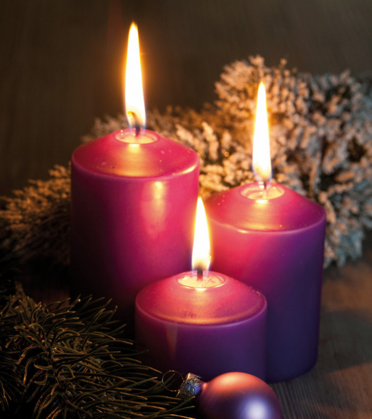 Weihnachtsbild mit drei brennenden Kerzen