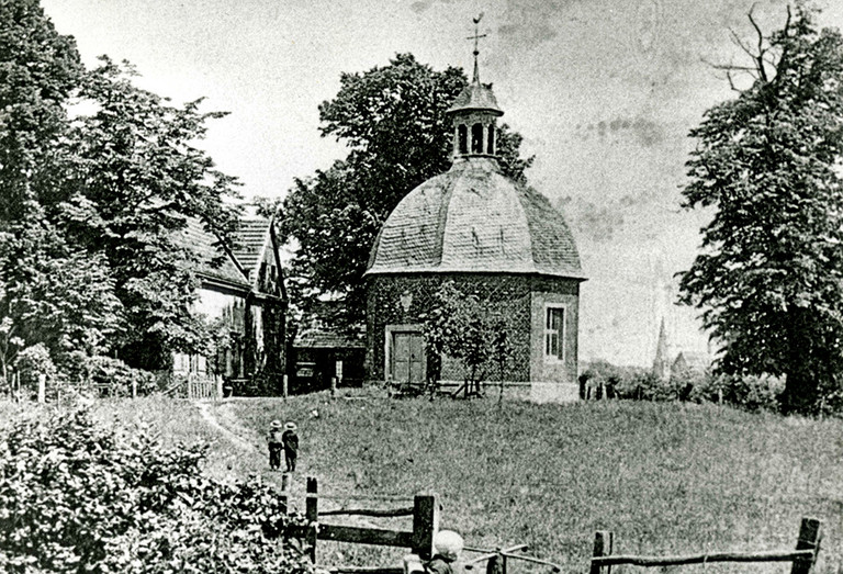 Blick von Südwesten auf die St.-Annen-Kapelle. Im Hintergrund die Kirche St. Stephanus im Dorf Heessen, um 1910 Blick von Südwesten auf die St.-Annen-Kapelle. Im Hintergrund die Kirche St. Stephanus im Dorf Heessen, um 1910