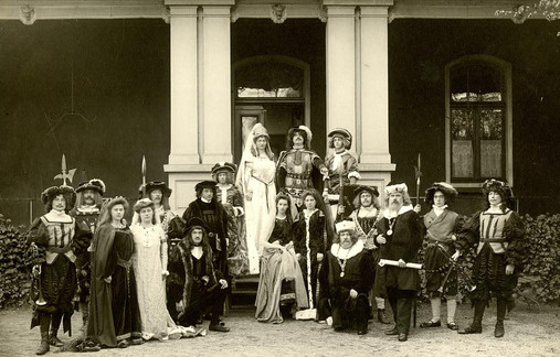 Eine Gruppe von Schauspielern aus dem Festspiel ''Aus der Tiefe der Jahrhunderte'' im Kurpark, 1909