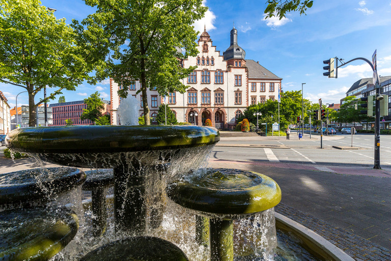 Das Rathaus mit Brunnen im Vordergrund
