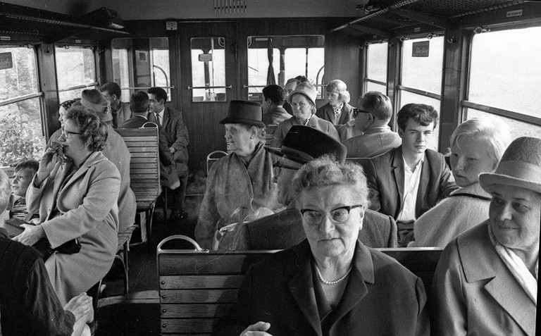 Fahrgäste in einem Triebwagen im Jahre 1964