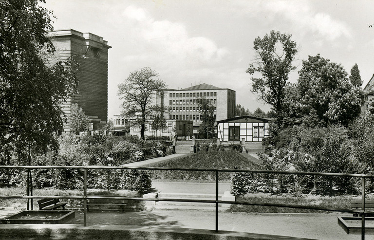 Blick von der Sedanstraße über den Südring zum Westentor