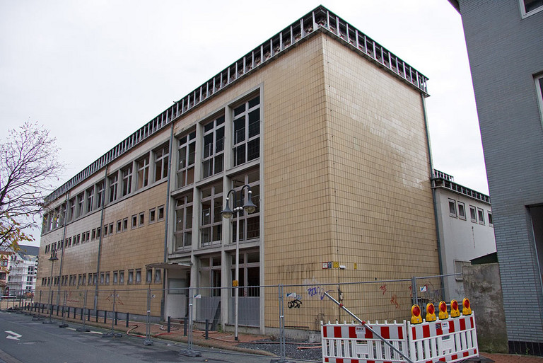 Die Bauruine des Hallenbades kurz vor dem Abriss im Jahre 2010