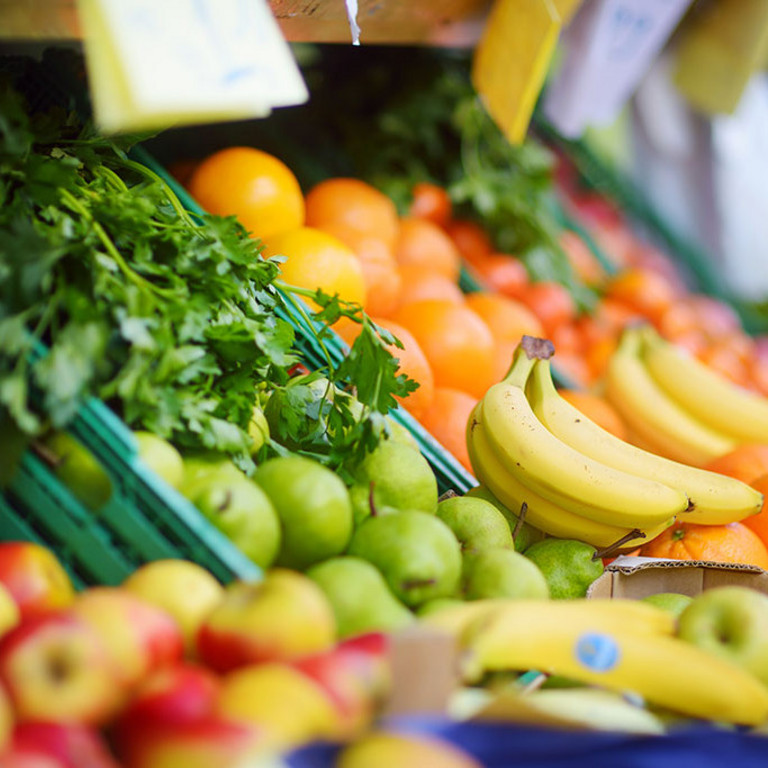 Frisches, gesundes Bio-Obst und -Gemüse auf einem Markt