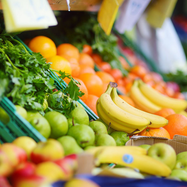 Frisches, gesundes Bio-Obst und -Gemüse auf einem Markt