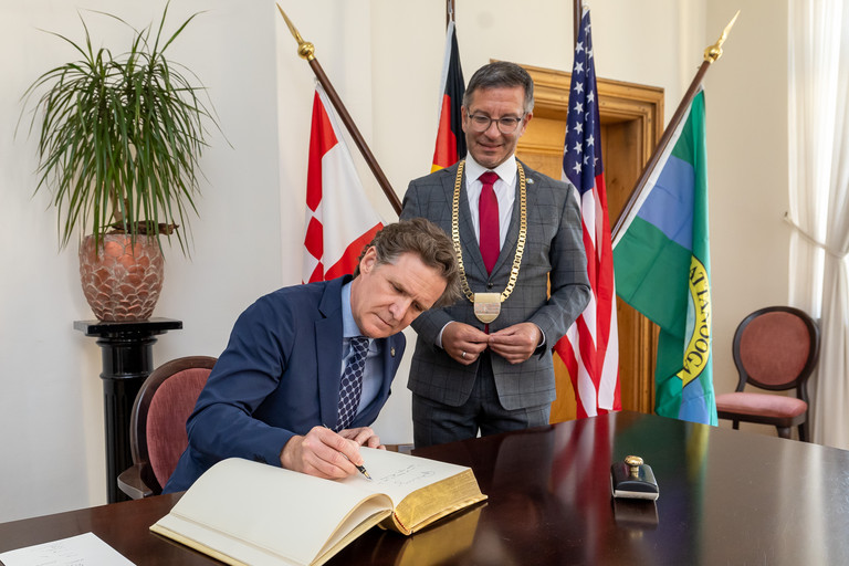 Chattanoogas Bürgermeister Tim Kelly trägt sich in das Goldene Buch der Stadt Hamm ein.