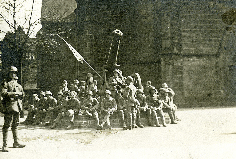 Eine Gruppe von Soldaten vor der Pauluskirche im März 1920