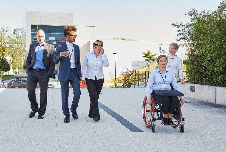 Ein Team unterwegs mit Kollegin im Rollstuhl