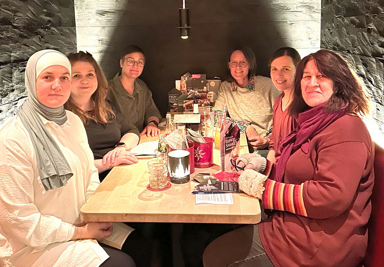Eine Gruppe von Frauen sitzt an einem Tisch in einem Restaurant