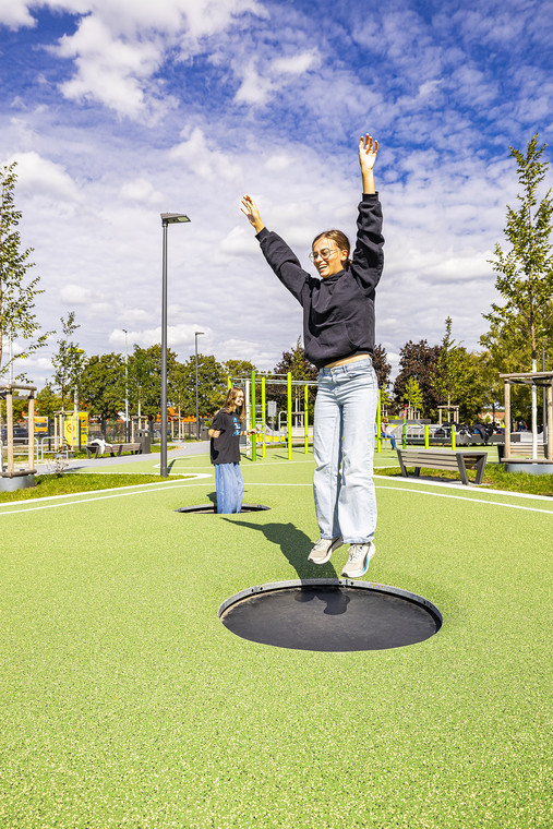 Bild zeigt Trampolin-springendes Mädchen bei der Eröffnung der Sport- und Bewegungsachse Werries