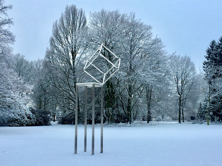 Balancierender W&uuml;rfel von G&uuml;nter Zins