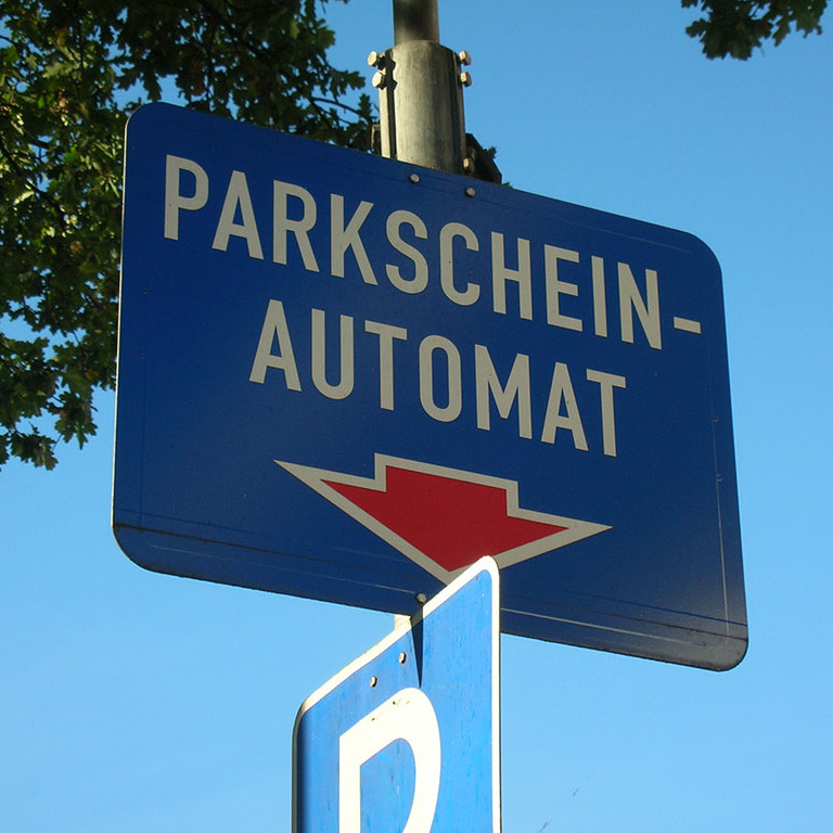 Das Hinweisschild zeigt den Standort des Parkscheinautomaten an.