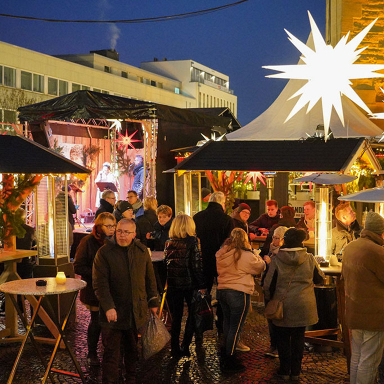 Bühne auf dem Weihnachtsmarkt an der Pauluskirche