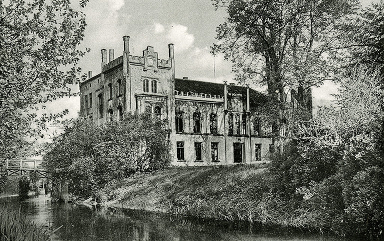 Ansicht des nach 1858 im neogotischen Stil errichteten Hauses Caldenhof mit Gräfte, um 1900 Ansicht des nach 1858 im neogotischen Stil errichteten Hauses Caldenhof mit Gräfte