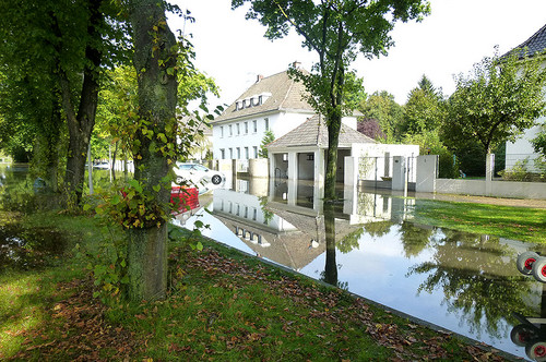 Überflutungen in einem Wohngebiet