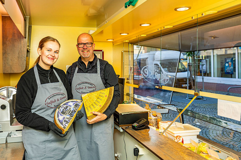 Das Team von K&auml;sefachhandel Weber auf dem Wochenmarkt an der Pauluskirche