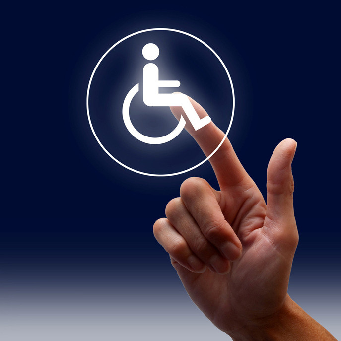 Ein Finger zeigt auf ein Rollstuhl-Symbol