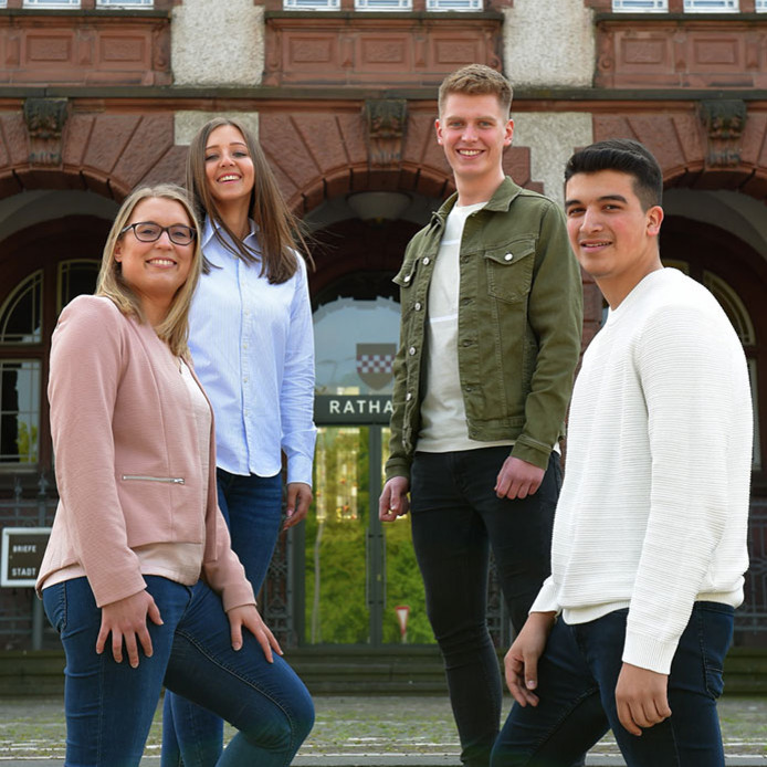 Auszubildende vor dem Rathaus
