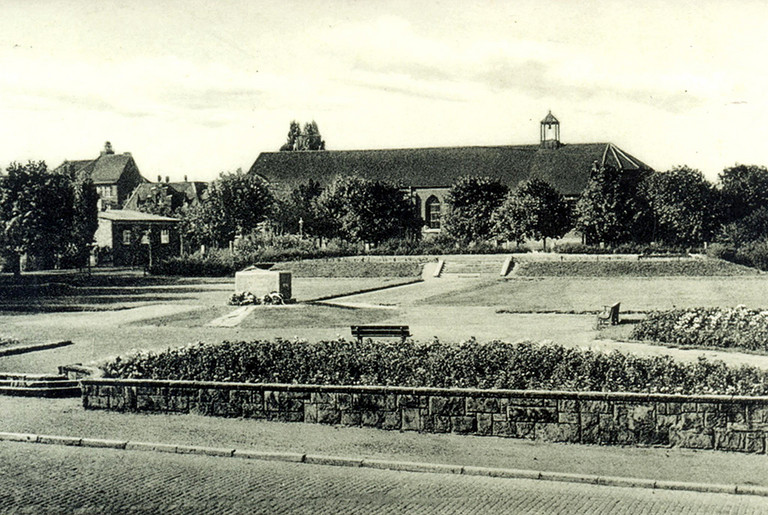 Blick vom Bockumer Weg &uuml;ber den Karlsplatz zur Herz-Jesu-Kirche, um 1950
