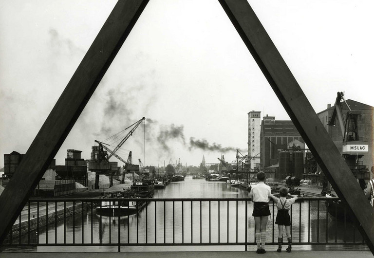 Blick von der Brücke Radbodstraße auf den Hafen in Richtung Stadt nach Osten, um 1968