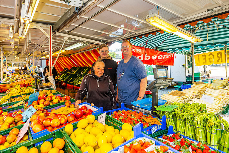 Team von Viertmann's Obst- und Gem&uuml;sebau auf dem Wochenmarkt an der Pauluskirche