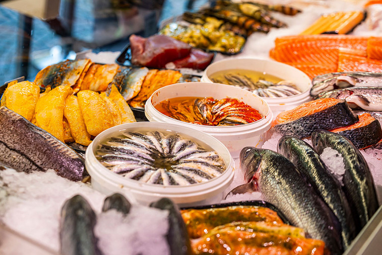 Heitze - ''Fisch geh&ouml;rt zum Leben'' auf dem Wochenmarkt an der Pauluskirche