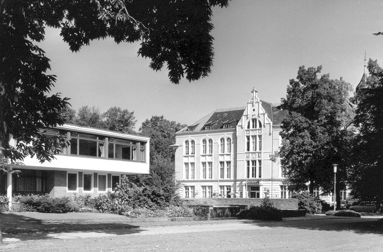 Die neue Klinik für manuelle Therapie und das Kurhaus, um 1965