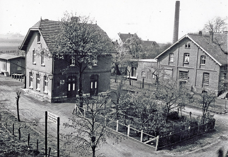 Blick auf den Kleinbahnhof, links der Güterschuppen, rechts die Molkerei Rhynern, 1934 Blick auf den Kleinbahnhof Rhynern-West, 1934
