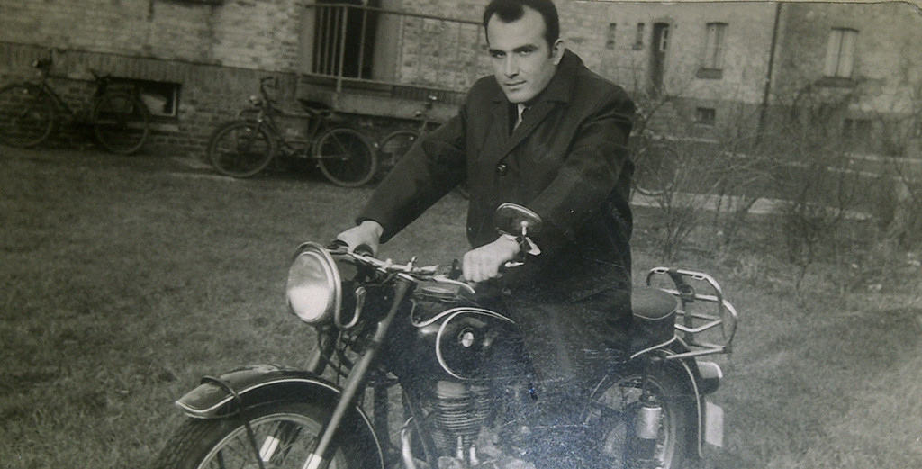 Yüksel Ünlü wanderte aus der Türkei ein, trat in den 1960er-Jahren eine Stelle auf der Zeche Henrich Robert an und engagierte sich auch im Betriebsrat. Die Familie lebte lange Zeit in der Isenbeckerhofsiedlung.