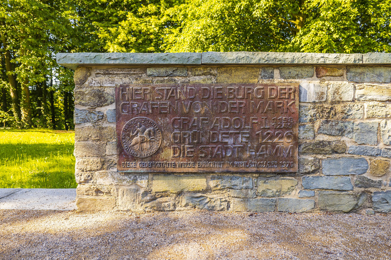 Gedenktafel am Burgh&uuml;gel Mark