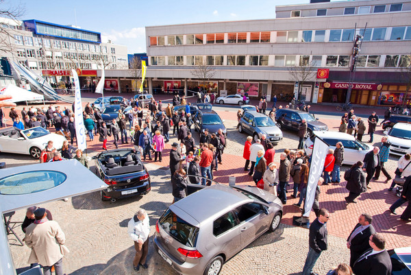 Frühlingsfest mit Autoschau auf dem Marktplatz