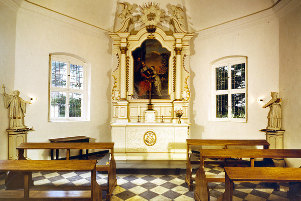 Innenraum der St.-Annen-Kapelle mit Altar, 1990er Jahre