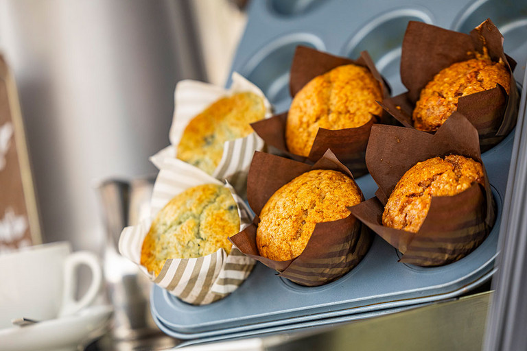 Muffins von Cafe Voyage auf dem Wochenmarkt an der Pauluskirche
