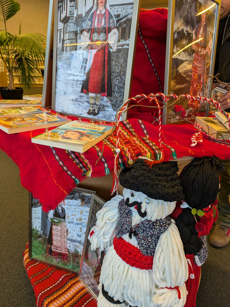 Zu sehen sind Martenizabilder und Figuren