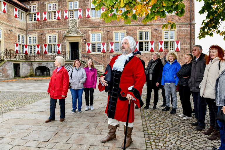 Stadtf&uuml;hrung auf Schloss Oberwerries mit der Figur des Friedrich Christian von Beverf&ouml;rde zu Werries