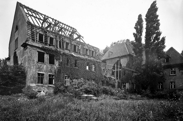 Das kriegsbeschädigte Übernachtungsgebäude im Jahre 1948 Das kriegsbeschädigte Übernachtungsgebäude im Jahre 1948