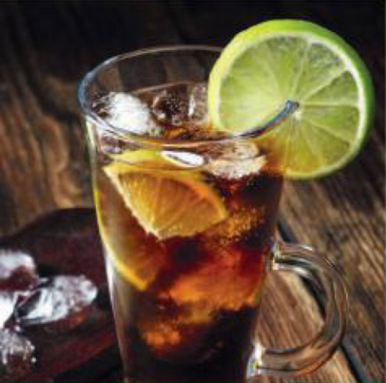 Glas Havanna-Cola mit Scheibe Limette am Rand