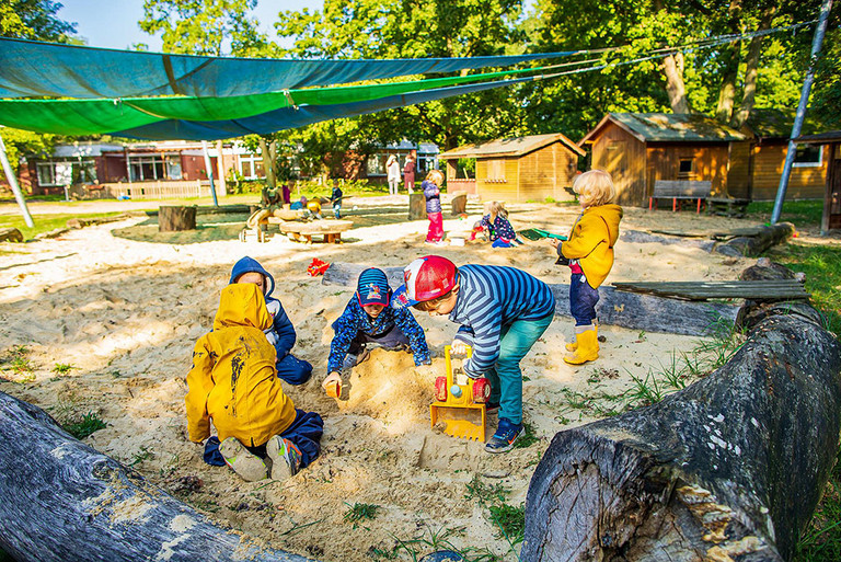 Spielende Kinder im Garten der städtischen Kita Sylverberg Spielende Kinder im Garten der städtischen Kita Sylverberg