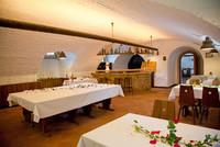 eingedeckte Tische im Gewölbekeller von Schloss Oberwerries