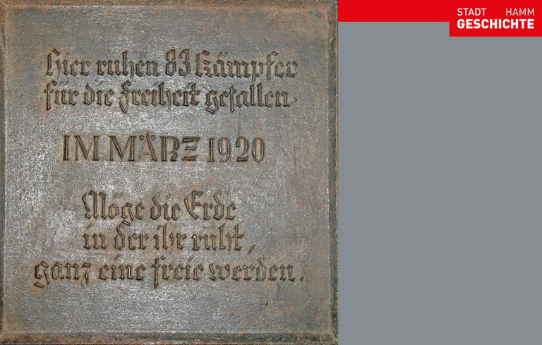 Alte Gedenkplatte für die "März-Gefallenen" am Massengrab auf dem Friedhof in Pelkum